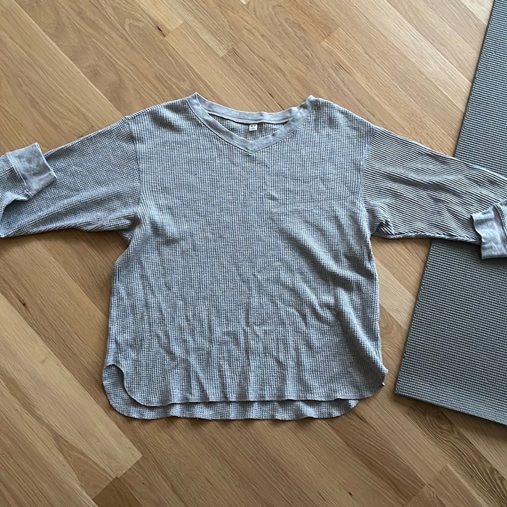 Uniqlo gray waffle shirt